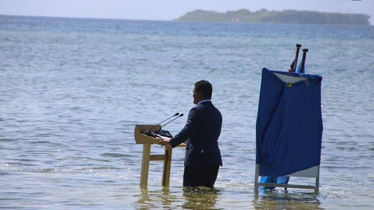La televisión de Tuvalu grabó el mensaje del ministro en el agua (Foto:  Tuvalu Nat. Broadcasting)