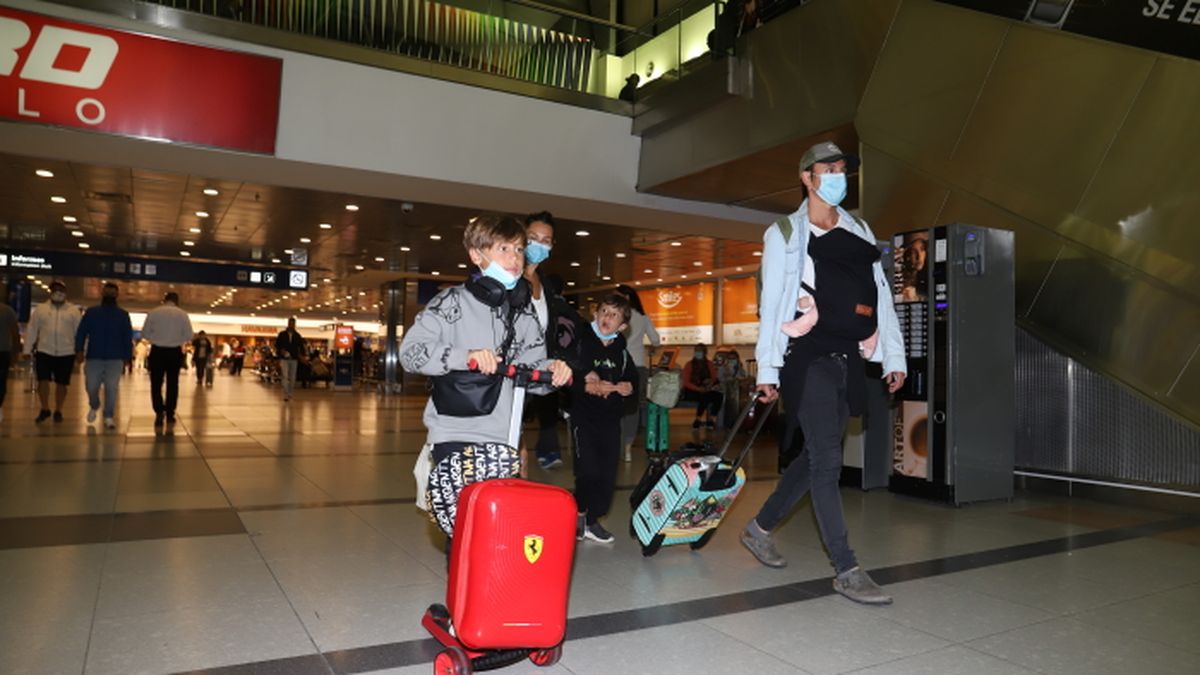 Pampita junto a tres de sus hijos, regres&oacute; a Buenos Aires en familia tras 2 semanas en el Caribe.&nbsp;