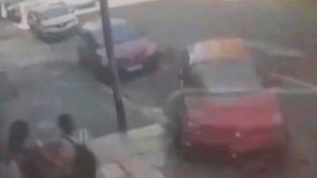 El hombre atropellado sufrió fracturas expuestas. Foto: captura de video. El hombre atropellado sufrió fracturas expuestas. Foto: captura de video.