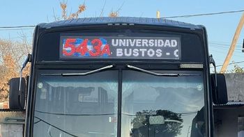 Colectivero atacado en Esteban Echeverría: lo balearon durante un robo y suspendieron el servicio