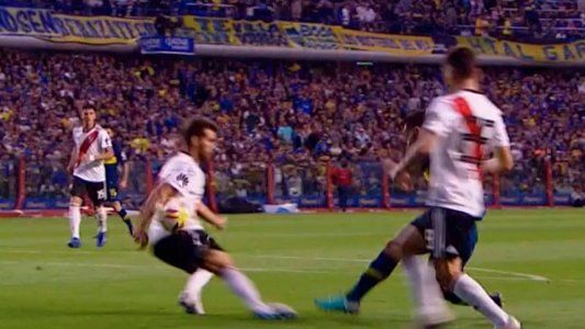 ¿Dos penales no cobrados en diez segundos?: las jugadas que hicieron estallar a Boca