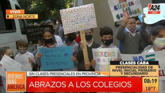 Sin clases en Provincia: sentada en Olivos y abrazos simbólicos en colegios bonaerenses