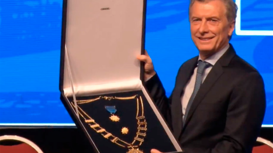 La Conmebol condecoró a Macri por su “aporte al desarrollo del fútbol”