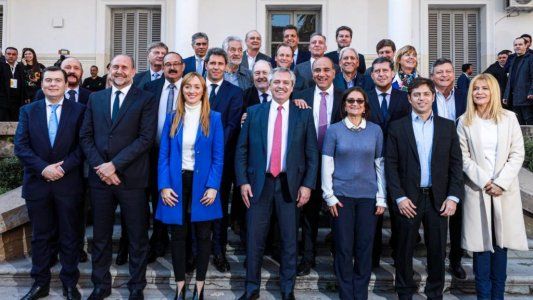 Alberto hizo una demostración de fuerza y firmó un acta de compromiso con gobernadores