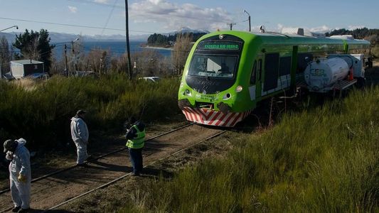 Impactante video: un tren chocó a un camión atmosférico en el ingreso a Bariloche