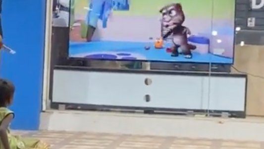 Un comerciante permite que chicos de la calle vean su caricatura favorita en la TV de su tienda