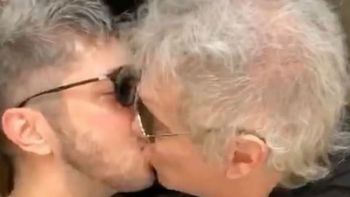 El apasionado beso de Jey Mammon y Beto Casella con un mensaje concientizador