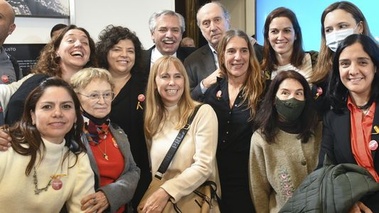 Vengo a ofrecer mi corazón: la frase de Fito Páez que usó Alberto Fernández al promulgar las leyes de VIH y Oncopediatría