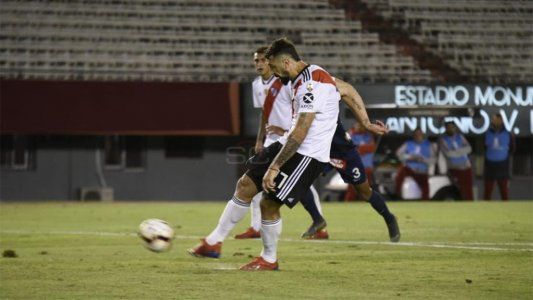 ¡Aaaaaaaaadentro! Lucas Pratto tiró un penal a la tribuna en River-Alianza Lima
