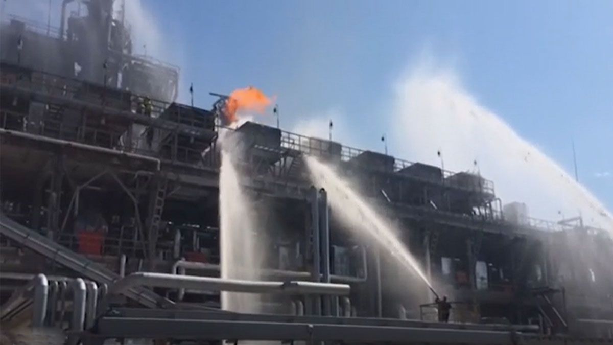 Bomberos rusos apagan el fuego en la refinería tras el ataque con drones (Foto: AP)