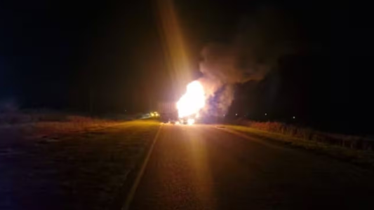Murió envuelto en llamas: un conductor quedó atrapado y se desató una tragedia