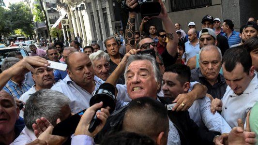 Entre forcejeos y la marcha peronista, asumió Barrionuevo y Gioja se encerró en una oficina