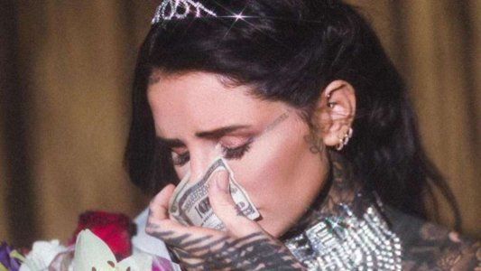 Cande Tinelli se sonó la nariz con US$100 y estalló la polémica