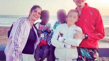 Los adoptaron en África y los abandonaron en una comisaría de Bahía Blanca: la dolorosa historia de dos hermanitos de 6 años