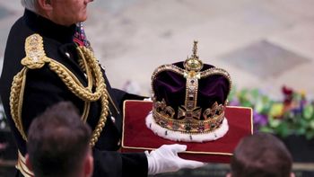 Con oro rubíes, amatistas y zafiros: así es la impactante corona de San Eduardo que usó Carlos III