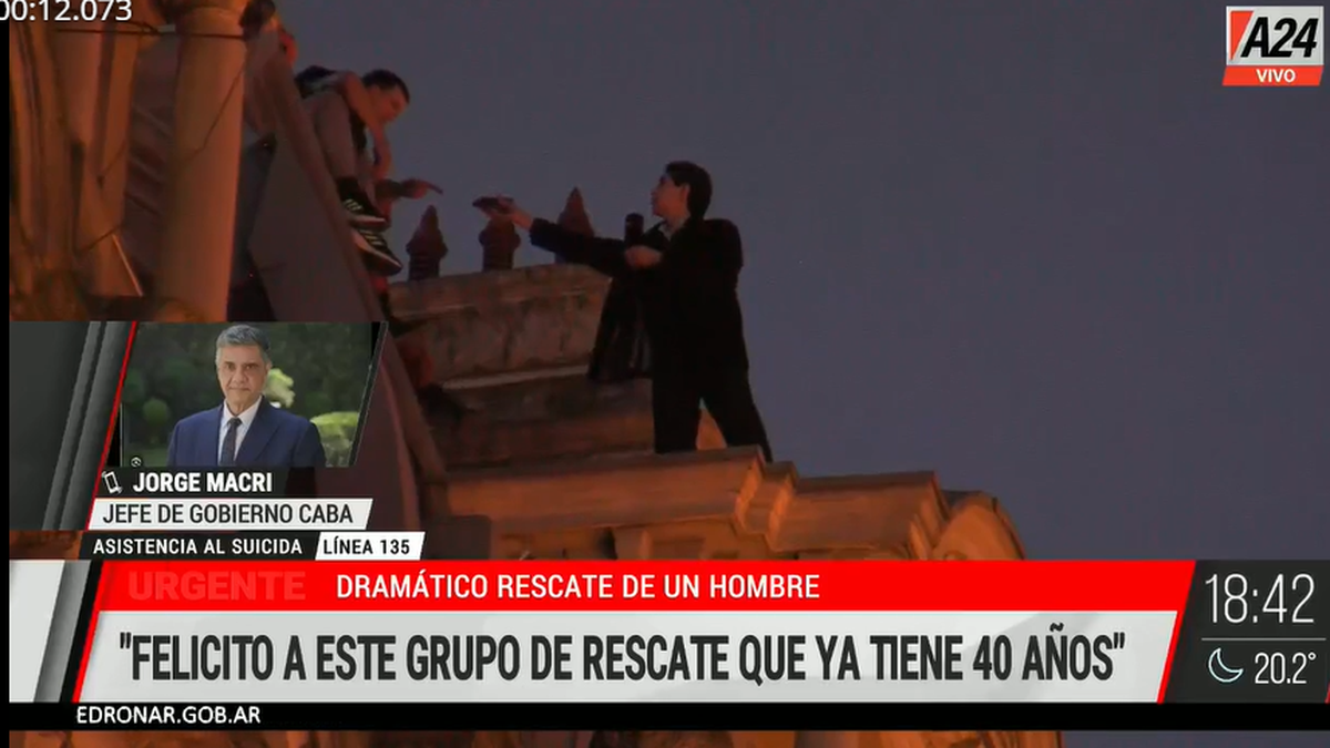 Jorge Macre felicitó al grupo GER que rescató al hombre que amenzaba con suicidarse. (Foto: A24)