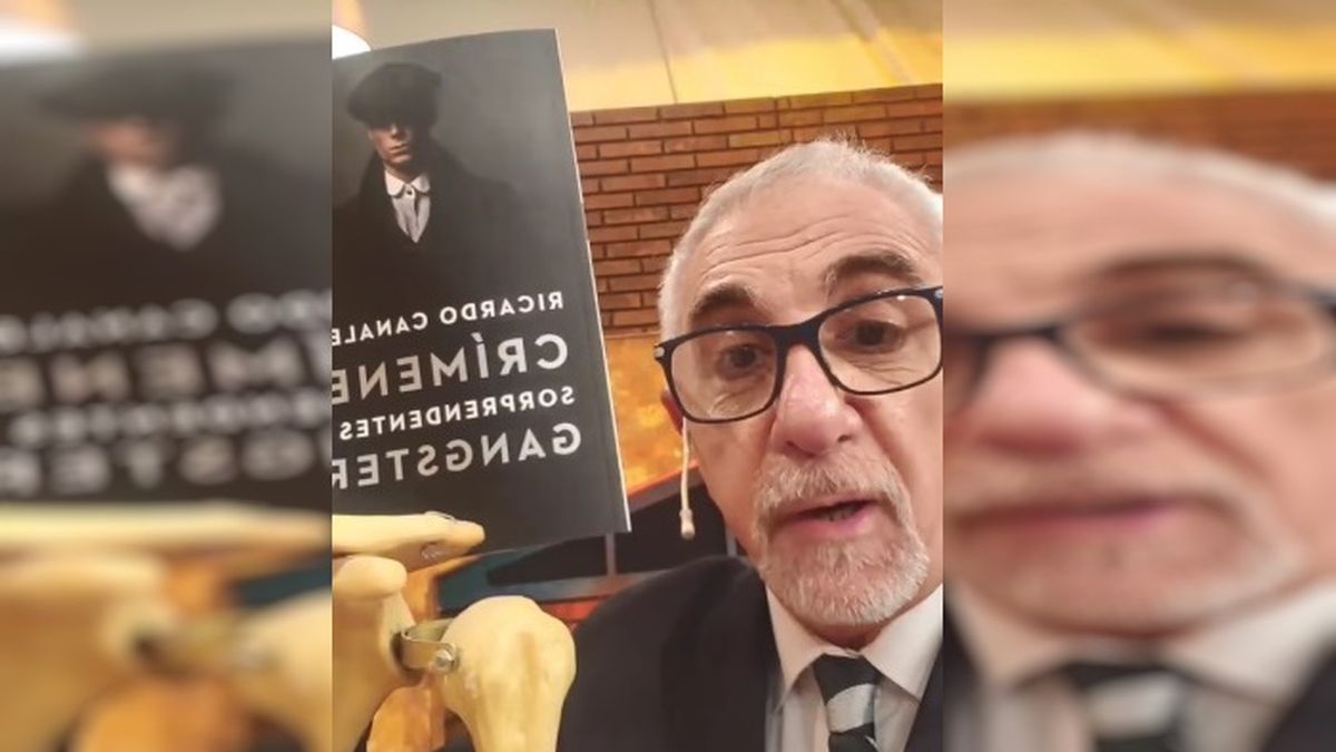 Ricardo Canaletti desde el set de su ic&oacute;nico programa 'C&aacute;mara del crimen' en la pantalla de TN, junto su m&aacute;s flamante publicaci&oacute;n 'Cr&iacute;menes sorprendentes de gangsters'.&nbsp;