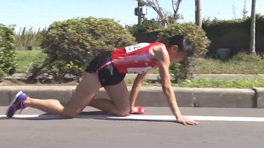 Una maratonista japonesa se fracturó la pierna en plena competencia y terminó la carrera gateando