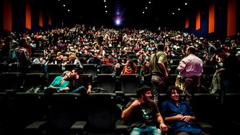 Una mujer se descompensó en el cine y murió en plena sala