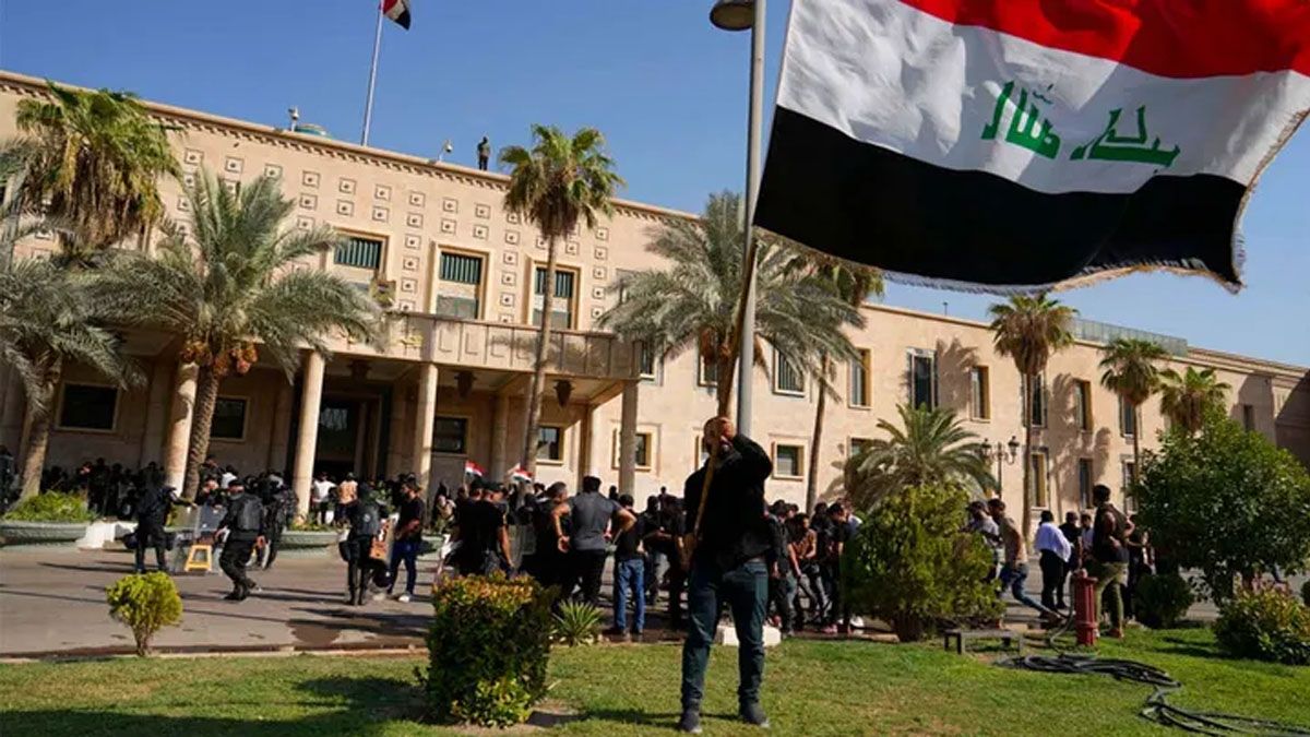 Partidarios de Al-Sadr rodean al palacio presidencial en Bagdad (Foto: AP)