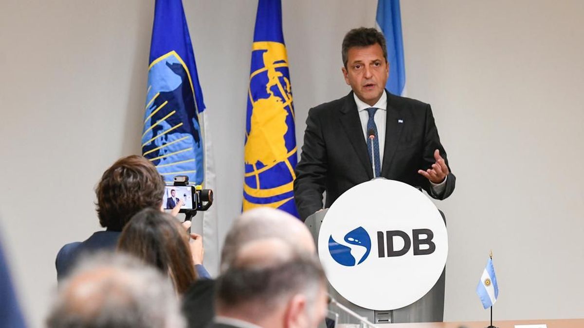 Sergio Massa y el equipo económico siguen de cerca la evolución del dólar y postergan pagos al FMI para después de las elecciones. Foto: Archivo.