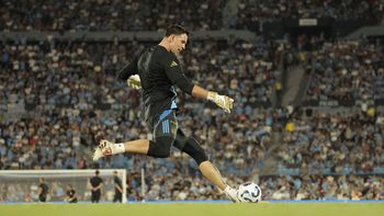 No pierde la costumbre: el llamativo cambio de look del Dibu Martinez en la previa del partido ante Uruguay