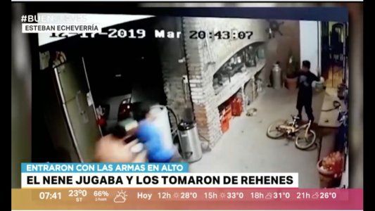 Un nene jugaba en su casa cuando entraron a robar: levantó las manos y se hizo pis