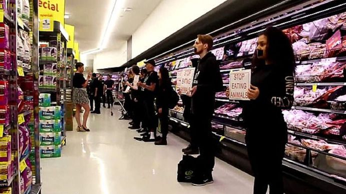 Un funeral en un supermercado: activistas veganos dejaron flores en la góndola de carnes