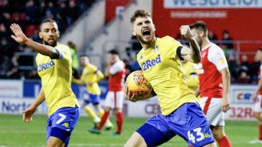 El Leeds de Bielsa consiguió otro triunfo agónico y sigue puntero