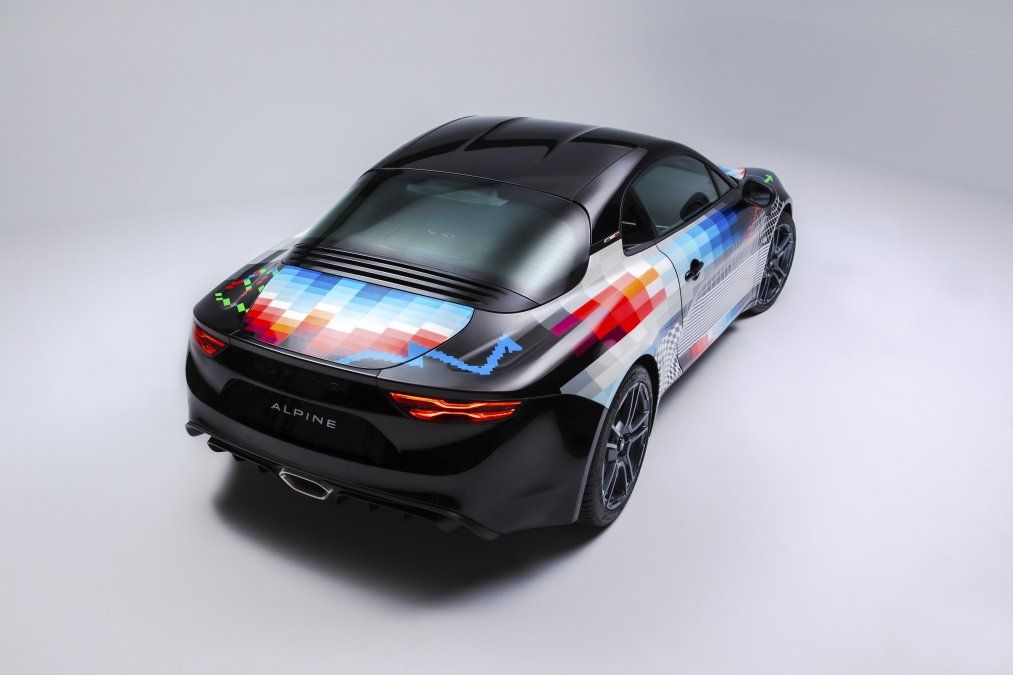 «Mi idea con el trabajo en torno al Alpine A110 es evocar una sensación de «ultra dinamismo». La visualización de la velocidad es algo que estudio desde hace años y tengo la sensación de que