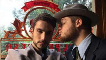 El beso bajo la lluvia de Albert Baró y el hijo de Adrián Suar, Tomás Kirzner