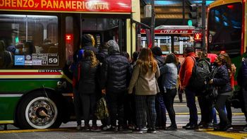 Video | Locura en la autopista: para no pagar el boleto, viajó colgado del colectivo
