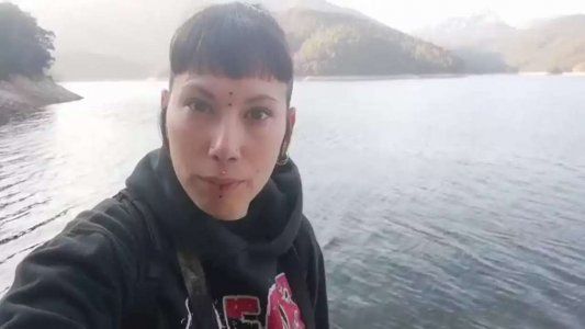 La vegana de las gallinas violadas vuelve a generar polémica: La caña de pescar es un arma de matar”