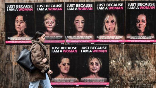 La impactante campaña gráfica para crear conciencia sobre la violencia de género con Michelle Obama y Merkel como protagonistas