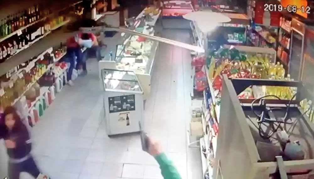 Video: empleadas de supermercado se resistieron a un asalto a los golpes