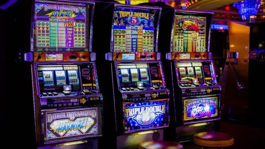 Insólito: mientras prohíben las reuniones sociales, en Chubut habilitan los casinos y salas de juego