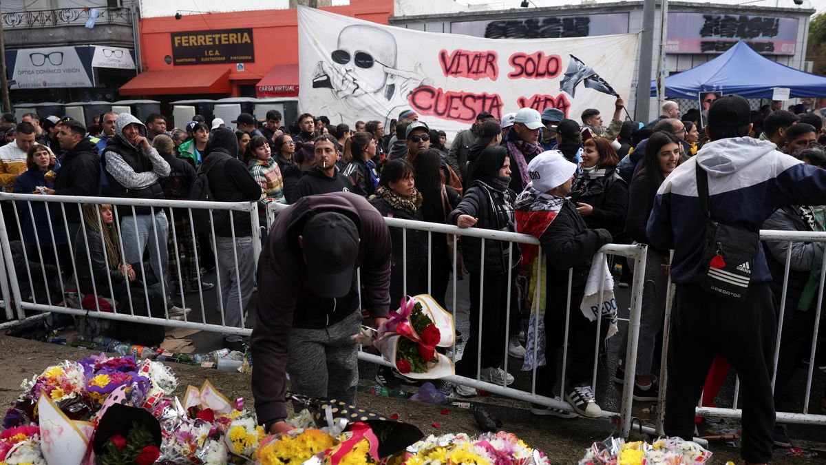 La fila para ingresar a despedir al Indio superan las 45 cuadras. (Foto: Reuters).