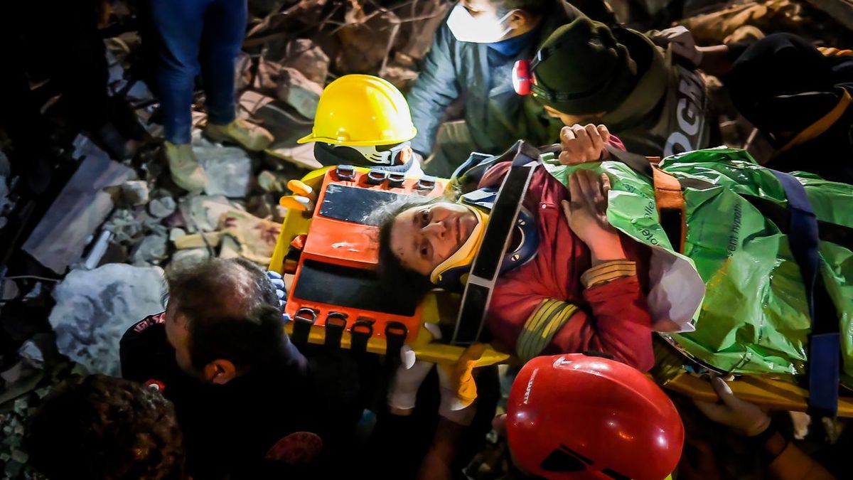 Milagro en Turquía: rescataron a una mujer de 70 años que estuvo 212 horas bajo los escombros (Foto: DPA)