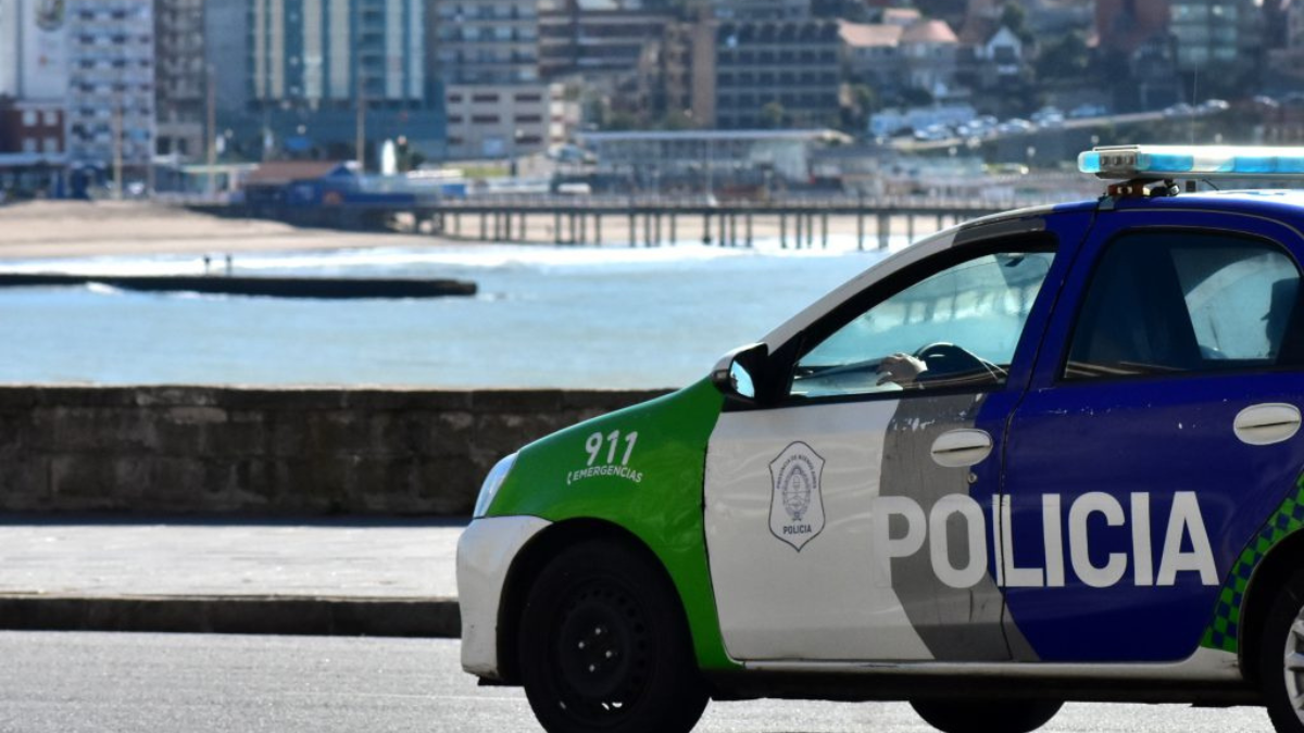 Discutió con su esposa y tiró una bomba molotov en la camioneta donde ella se resguardaba con sus hijos