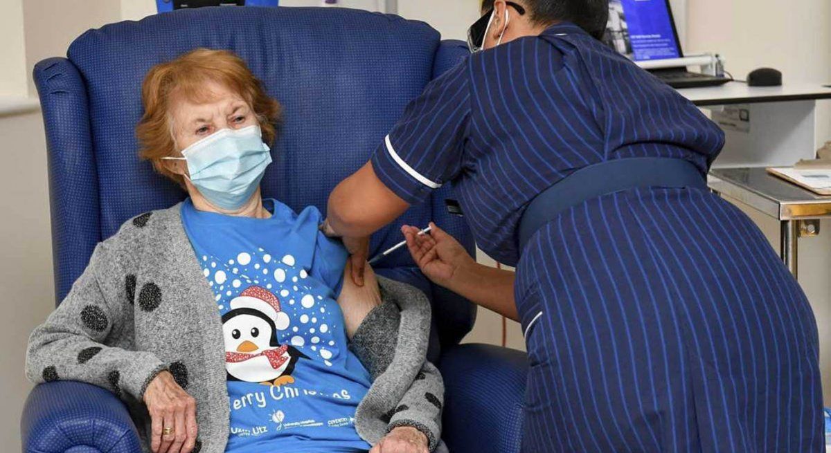 Una abuela británica de 90 años es la primera paciente vacunada contra el coronavirus en Occidente