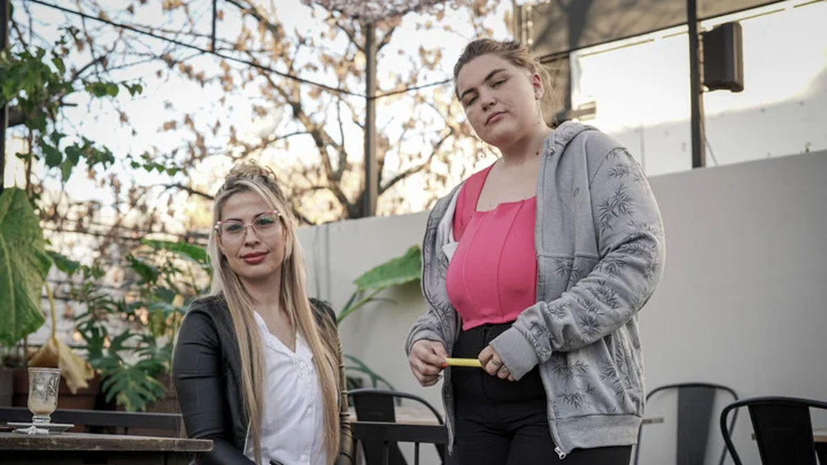 Agobiadas por no llegar a fin de mes, las tres docentes venden fotos y videos er&oacute;ticos