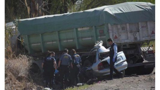 Trágico accidente en Mendoza: cinco jóvenes murieron al chocar contra un camión