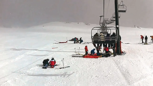 Accidente en el Cerro Catedral: una adolescente se cayó en una de las pistas de esquí y quedó internada