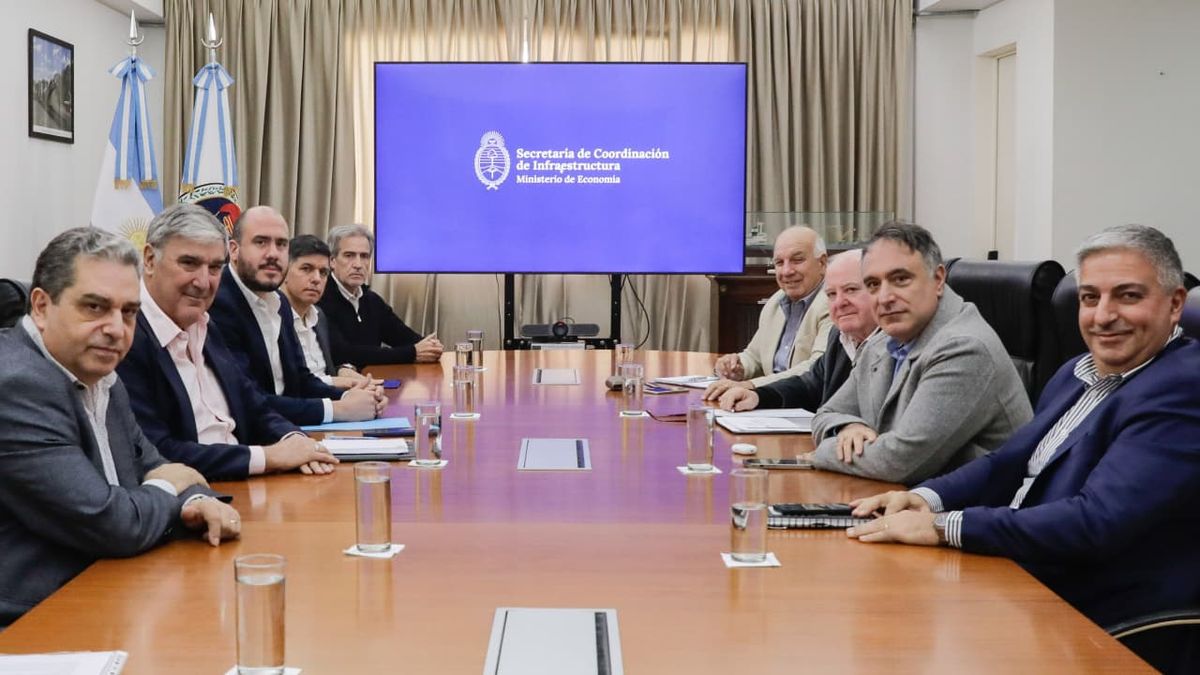 El Gobierno recibió en&nbsp; la Secretaría de Transporte a empresarios de Colectivos con el objetivo de frenar el conflicto. Foto: Transporte.