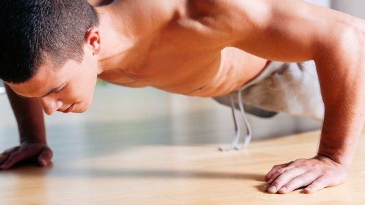 Especial para hombres: ejercicios para hacer en casa
