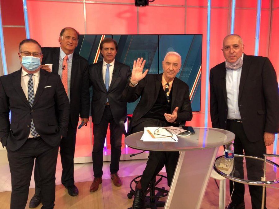 Mariano Obarrio junto a Mauro Viale y el resto del equipo del programa televisivo.