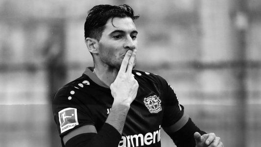 Alario le mete presión a Scaloni: metió un doblete para el Leverkusen y sigue en un gran momento