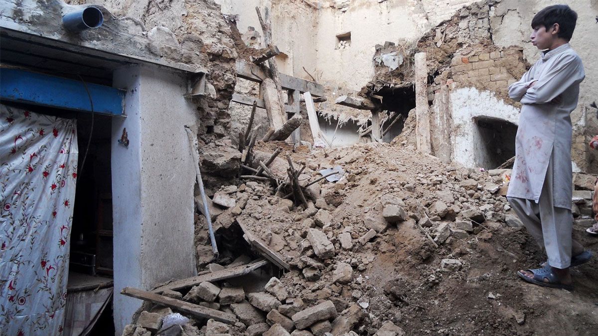 Las gente que pasó la noche en las calles observa por la mañana el daño del terremoto sobre sus casas (Foto: Gentileza Economic Times)