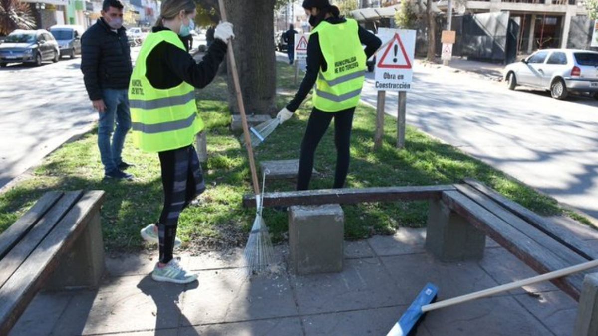 Los jóvenes que participaron de fiestas clandestinas en Río Tercero comenzaron con las tareas comunitarias.