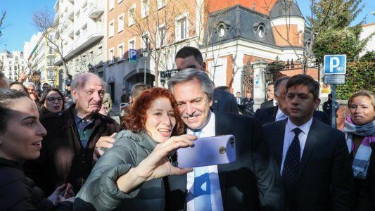 Alberto está reunido con Pedro Sánchez en busca de apoyo en la negociación por la deuda con el FMI